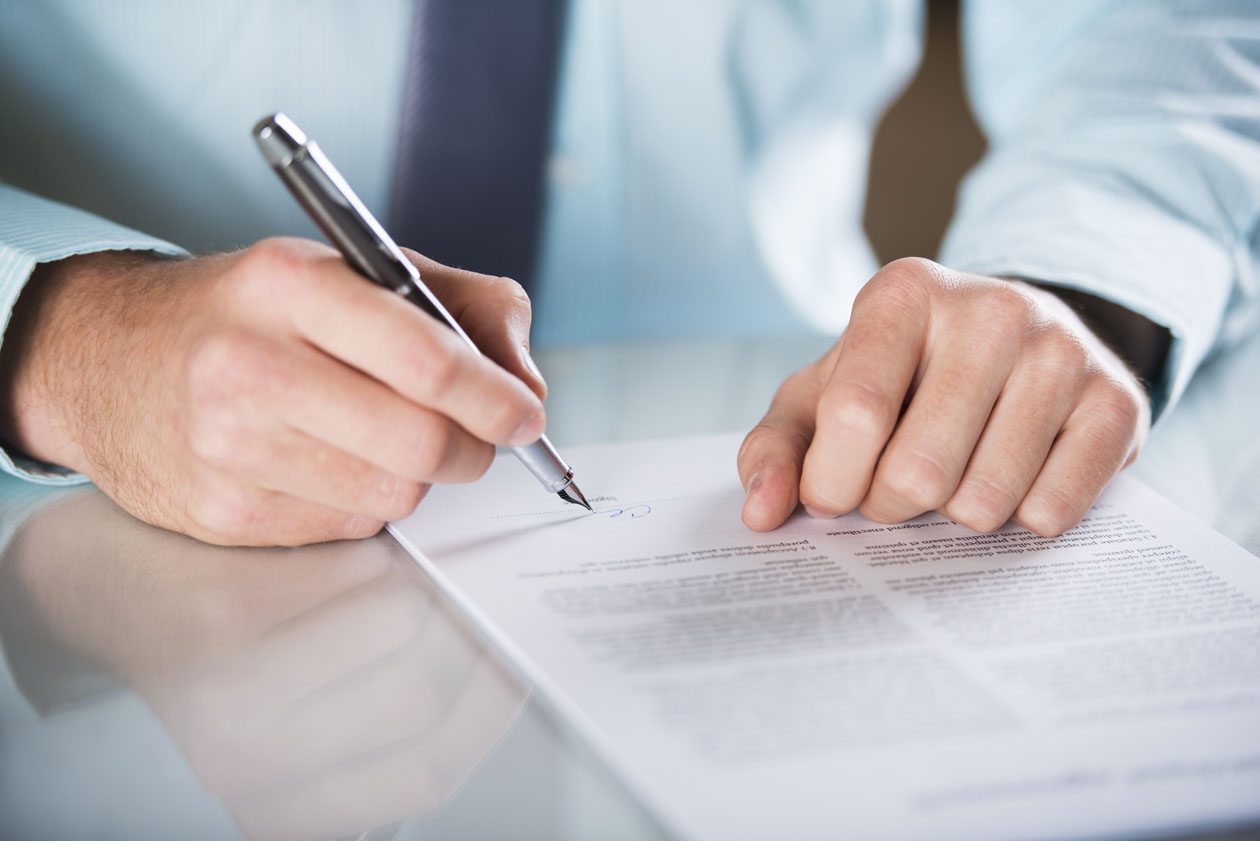 El administrador responde de los contratos que firma traspasando los límites de su función